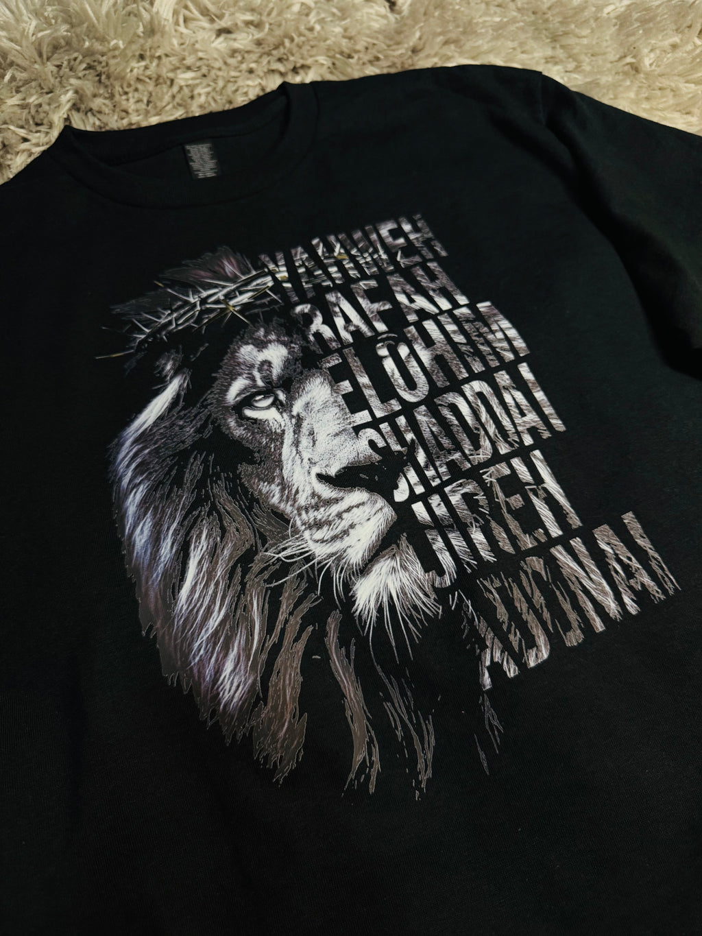Camisa “muchos nombres, un solo Dios”